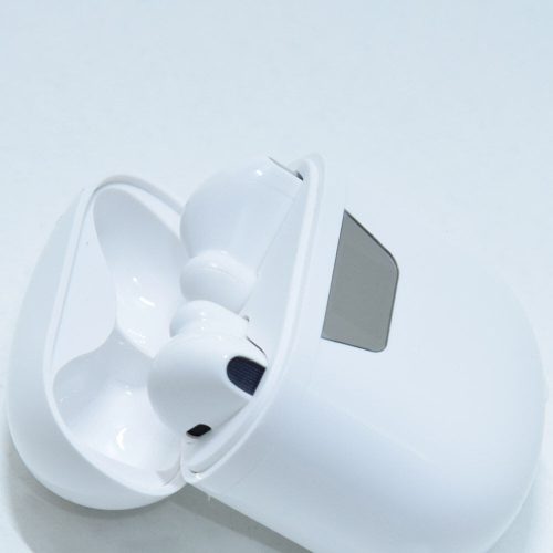 Vezeték nélküli Bluetooth fülhallgató / tokba épített töltővel és digitális töltöttség jelzővel - felül nyitható fehér tokban (Mir4)