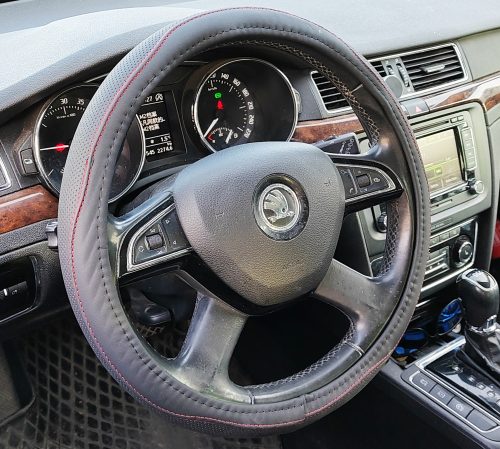 Műbőr kormányvédő 38cm fekete-piros 2395-38