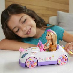 Barbie - Chelsea baba nyitott tetős autóban, kiskutyával