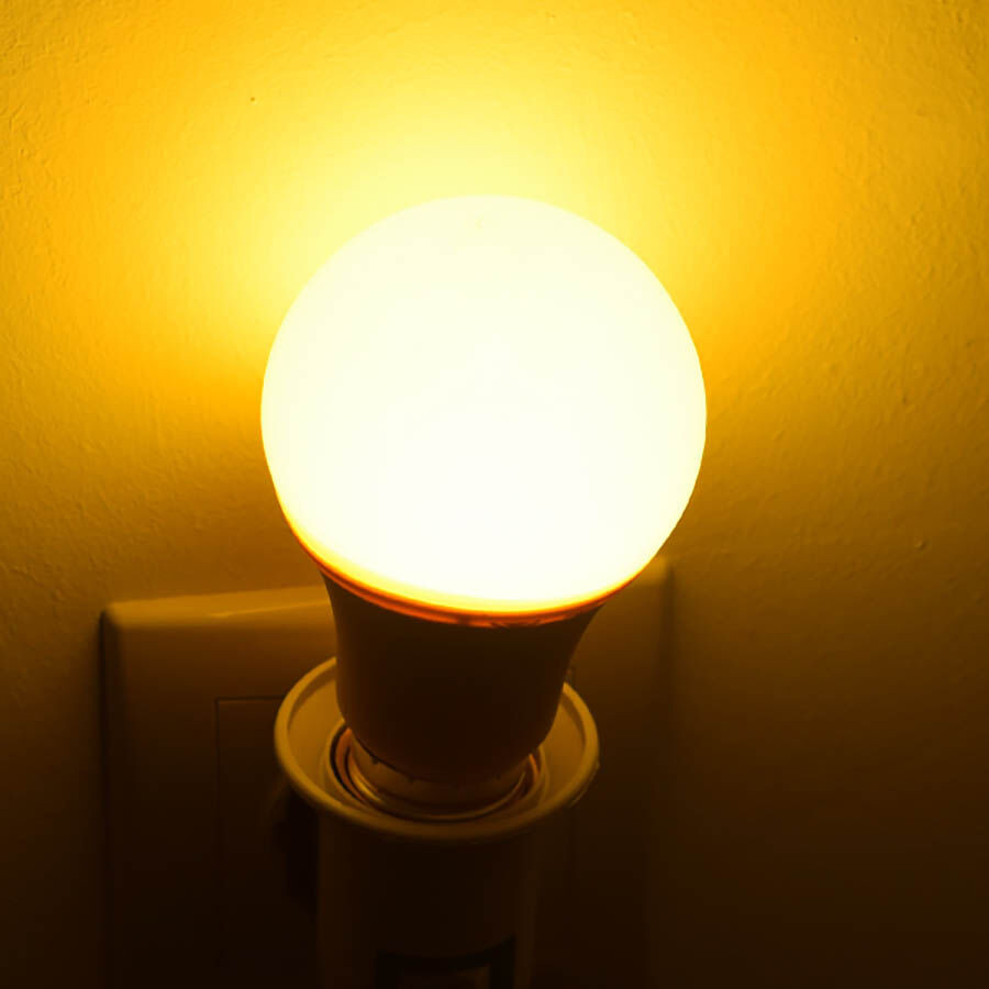 Sárga V-TAC prémium LED izzó / 9W E27 foglalatba